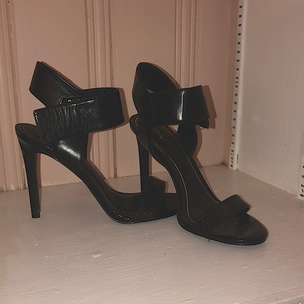 Nine West size 7 stiletto heels with wide ankle strap. Gorgeous!
